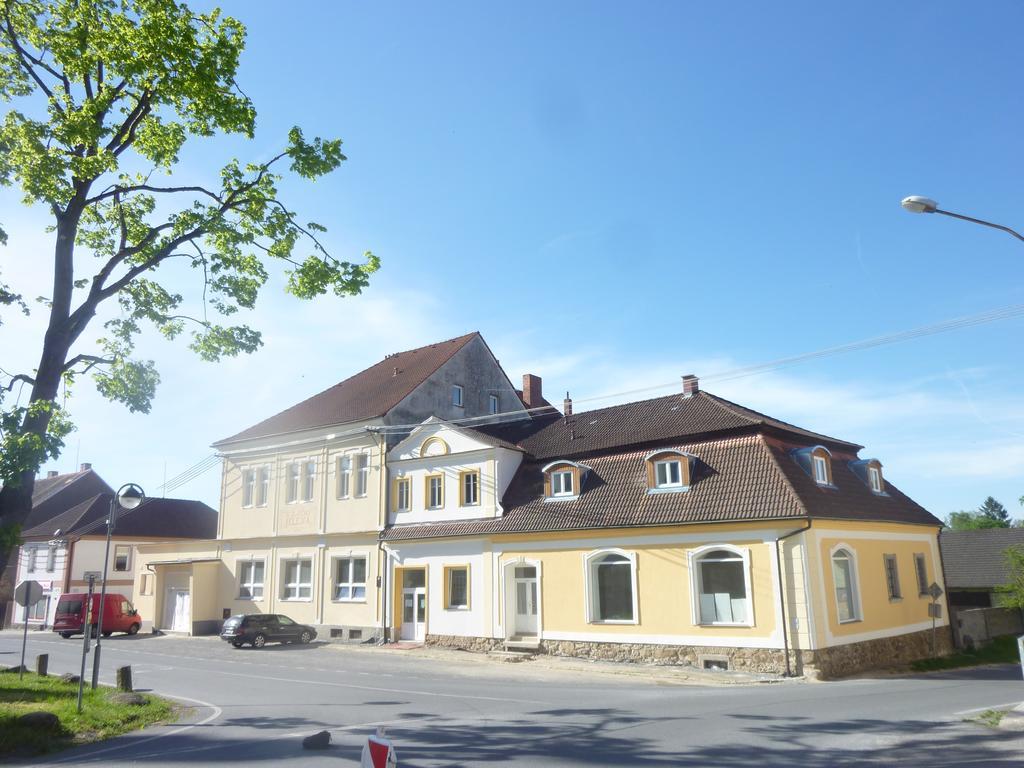 Guest House U Zlateho Jelena Žinkovy エクステリア 写真